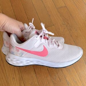 Nike Pink Floral Size 6 Sneakers